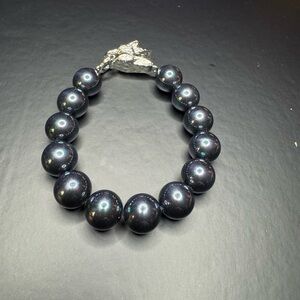 Peacock Color Shell Pearl Bracelet with Leopard Lock in Silvertone (7.50 In)